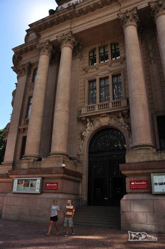 Com o Britto na entrada do prédio do Santander Cultural, em Porto Alegre, no Rio Grande do Sul